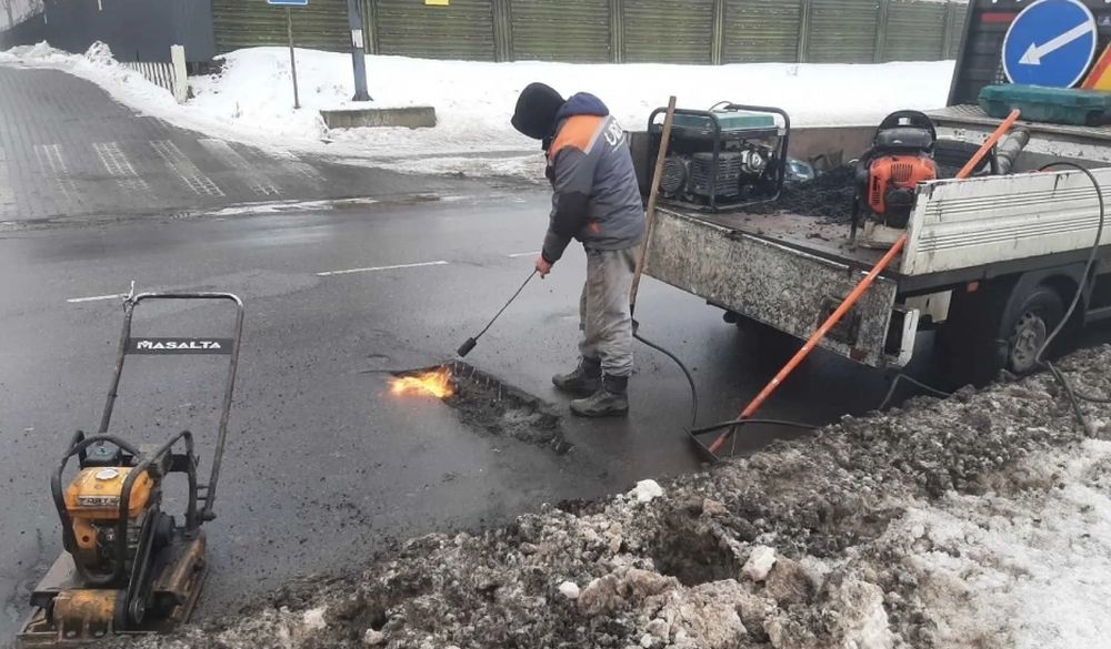 Чому у Хмельницькому разом зі снігом зійшов і асфальт: що кажуть комунальники