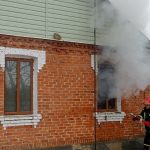 На Вінниччині з палаючого будинку врятували непритомного чоловіка