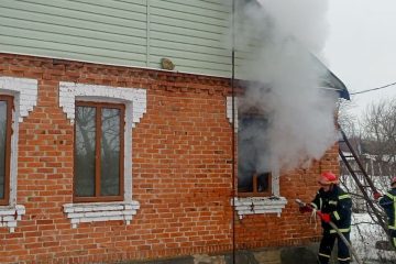 На Вінниччині з палаючого будинку врятували непритомного чоловіка