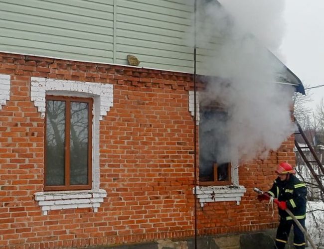 На Вінниччині з палаючого будинку врятували непритомного чоловіка