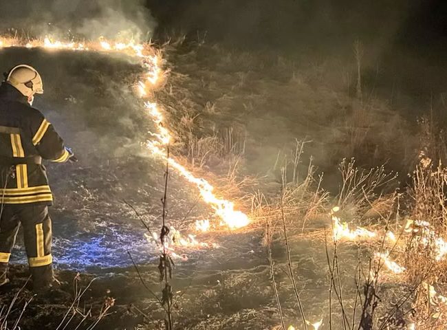 На Хмельниччині за добу сталося 24 пожежі: горіли поля й будівлі