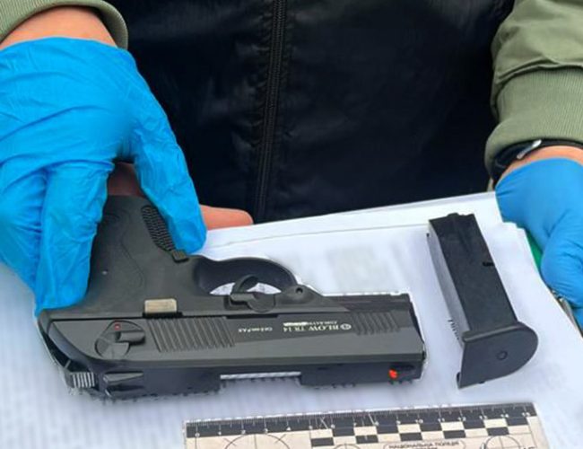 На Хмельниччині затримали чоловіка за незаконний продаж переробленої зброї