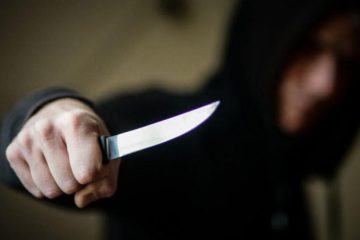 На Хмельниччині чоловік із ножем напав на жінку та вимагав гроші