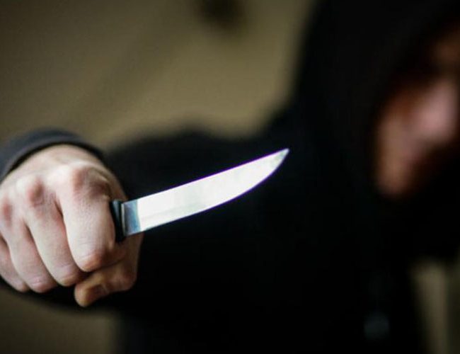 На Хмельниччині чоловік із ножем напав на жінку та вимагав гроші