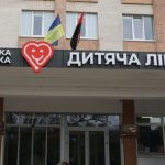 У Хмельницькій області лікарі борються за життя малюка, який випав із шостого поверху