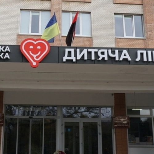У Хмельницькій області лікарі борються за життя малюка, який випав із шостого поверху