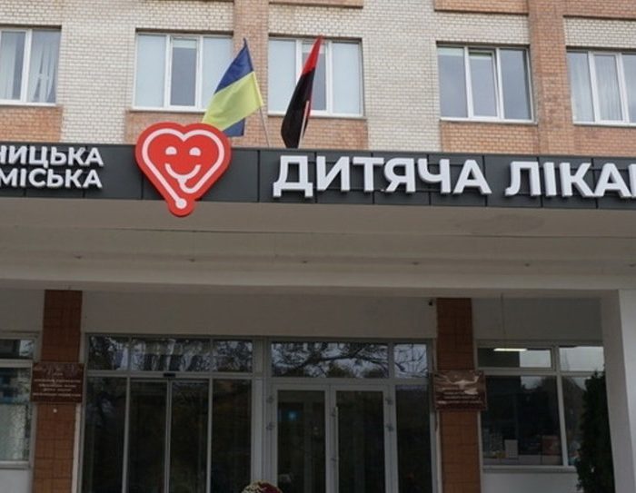 У Хмельницькій області лікарі борються за життя малюка, який випав із шостого поверху