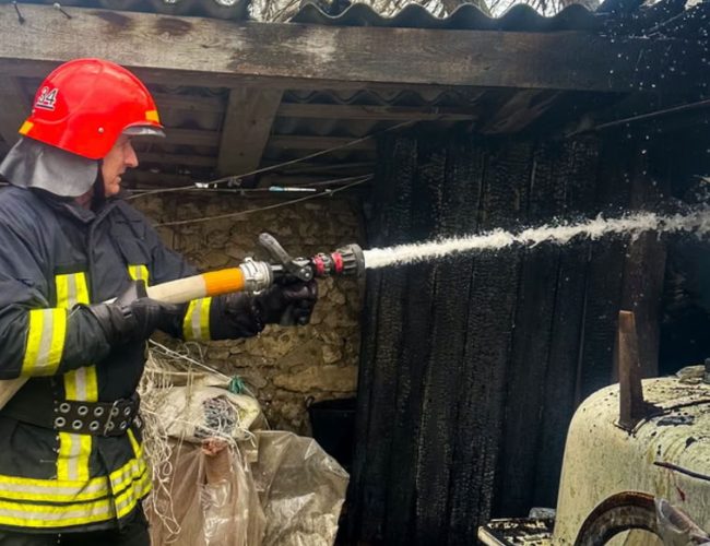 На Вінниччині через дитячі пустощі з вогнем горіли будівлі у двох громадах
