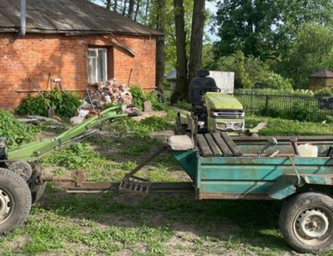 На Хмельниччині жінка постраждала в аварії з мотоблоком
