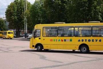 На Хмельниччині громади отримали 15 нових шкільних автобусів