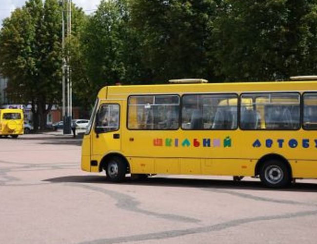 На Хмельниччині громади отримали 15 нових шкільних автобусів
