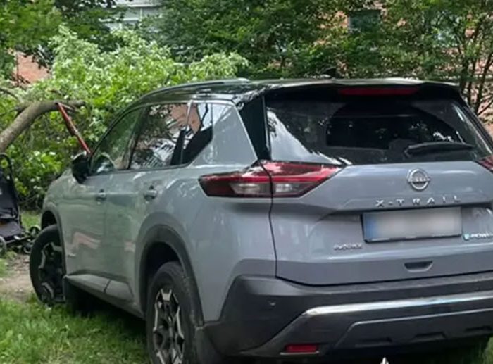 У Хмельницькому водій Nissan збив двох жінок і дитину в колясці