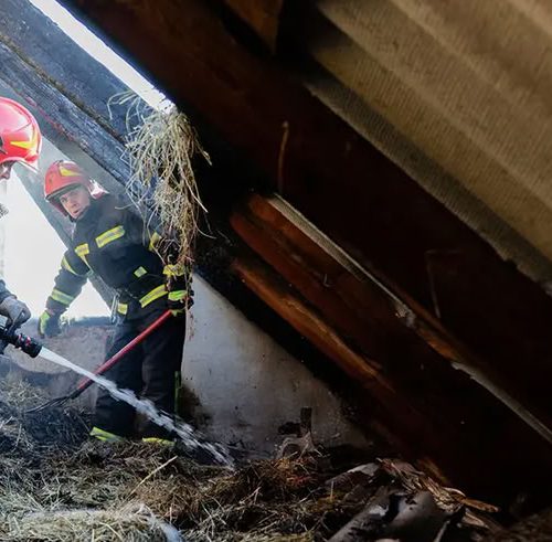 У Хмельницькому рятувальники загасили пожежу на даху житлового будинку