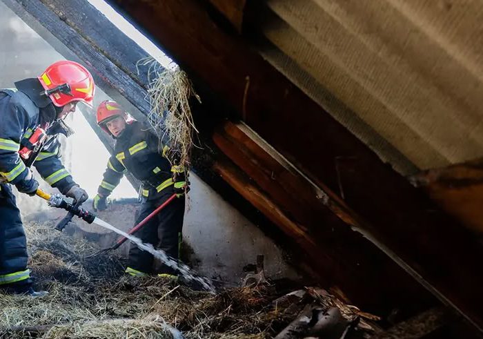 У Хмельницькому рятувальники загасили пожежу на даху житлового будинку