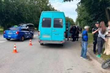 На Хмельниччині маршрутка збила 7 річну велосипедистку