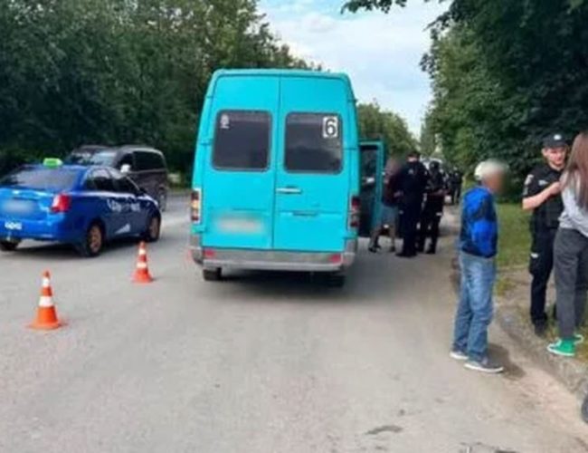 На Хмельниччині маршрутка збила 7 річну велосипедистку